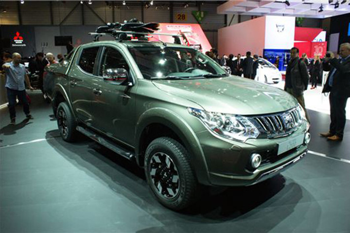Trình làng tại Geneva Motor Show 2015, Mitsubishi Triton có nhiều thay đổi với lưới tản nhiệt mạ chrome, đèn pha mới tích hợp đèn LED ban ngày...