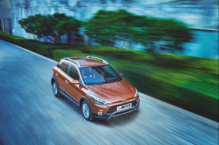 Tại Ấn Độ, Hyundai bán ra i20 Active với 5 phiên bản khác nhau với giá từ 217 triệu đồng đến 302 triệu đồng tùy vào động cơ và trang bị.