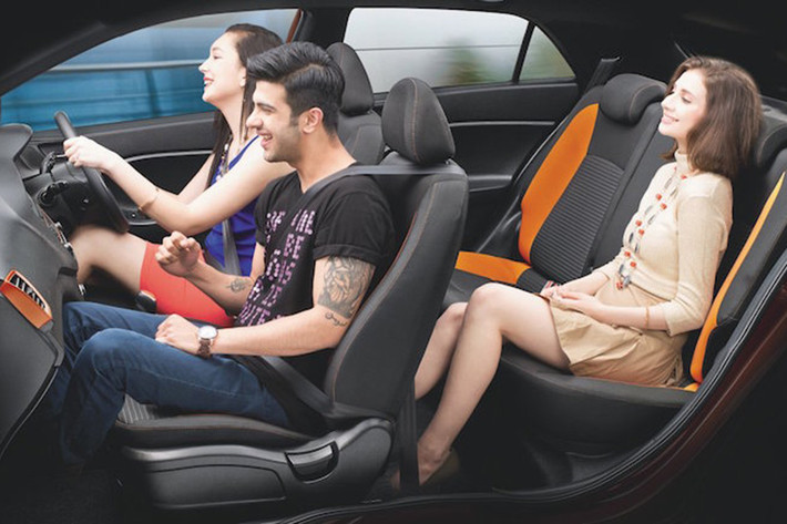 Những trang bị an toàn của xe bao gồm hệ thống túi khí, chống bó cứng phanh ABS, phân phối lực phanh điện tử EBD, bàn đạp thông minh ngăn chặn xe tăng tốc khi nhấn cả chân ga và phanh…