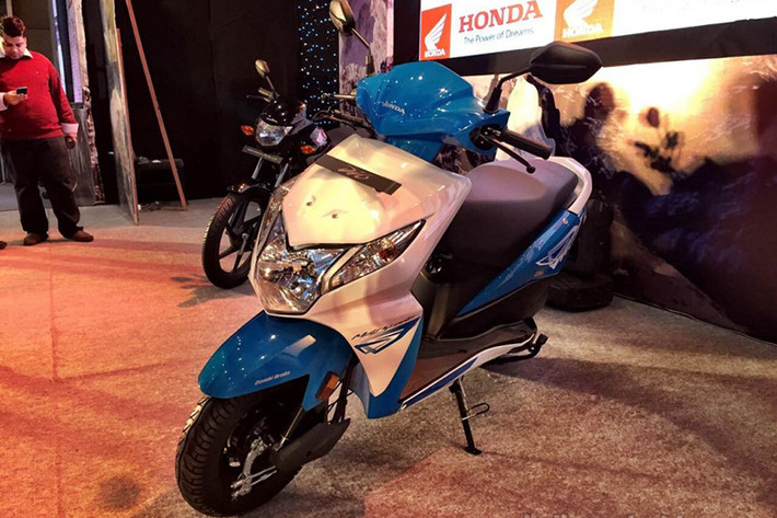 Xe sở hữu tem xe mới thể thao, trẻ trung hơn với hai tông màu xanh ánh kim, đỏ, xanh lá và đen.