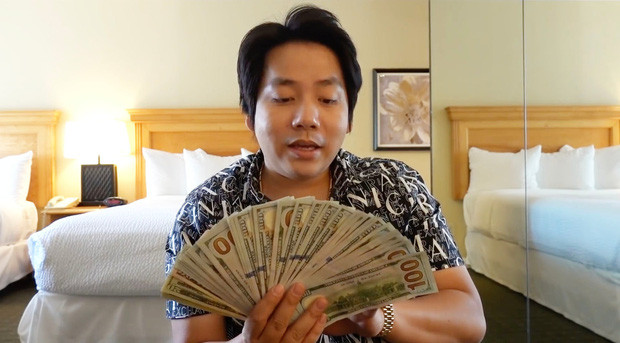 Khoa Pug được biết đến là một YouTuber nổi tiếng. Mới đây, Khoa Pug thể hiện độ giàu có của mình chỉ với một câu nói. Cụ thể, trong status mới nhất nói về người bạn nào đó lừa đảo mình, Khoa Pug tuyên bố: "30 tỷ với ‘bạn’ thì to thật, nhưng với mình như rác!".