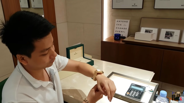 Khoa Pug cũng chịu chi mỗi lần đi mua sắm. Đơn cử như lần sang Malaysia, anh mua đồng hồ Rolex với giá gần 900 triệu.