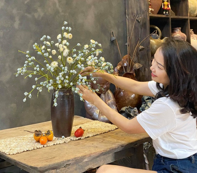 Cành bạch đàn (hay còn gọi cành ô mai) được chị em chuộng mua vì màu xanh bạc độc đáo và những bông hoa trắng muốt như tuyết mùa đông. Ảnh: Dân trí