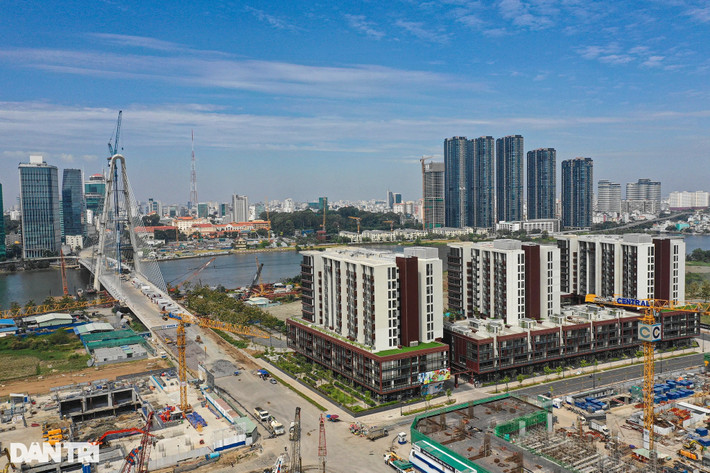 Bên cạnh các dự án đầu tư theo hình thức BT cũng có những nhà đầu tư phát triển độc lập như Empire City LLC (một liên doanh của Tiến Phước và Keppel Land). Được triển khai cách đây 5 năm, dự án Empire City nằm dọc theo trục đường Mai Chí Thọ, kề bên hầm Thủ Thiêm và ven sông Sài Gòn với vị trí được đánh giá là lõi trung tâm Thủ Thiêm. Dự án có quy mô 15 ha với tổng kinh phí khoảng 1,2 tỷ USD.