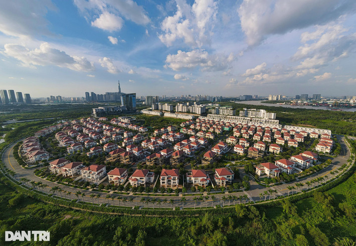 Mặc dù được quy hoạch với chức năng là trung tâm tài chính mới, hiện nay toàn khu vực mới chỉ có một tòa nhà cao ốc văn phòng - thương mại - dịch vụ được xây dựng trên diện tích hơn 2 ha trên trục đường Mai Chí Thọ, nằm trong khu đô thị Sala.