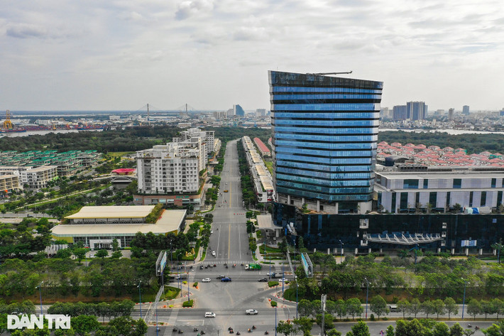 Bên trong nội khu bán đảo có 4 tuyến đường chính của khu đô thị Thủ Thiêm. Dự án được khởi công vào năm 2014, chủ đầu tư là công ty cổ phần đầu tư địa ốc Đại Quang Minh, hình thức đầu tư là BT (xây dựng - chuyển giao). 4 tuyến đường chính Thủ Thiêm bao gồm: Đại lộ vòng cung (R1), đường ven hồ trung tâm (R2), đường ven sông Sài Gòn (R3), đường vùng châu thổ khu dân cư (R4). Tổng kinh phí dự án lên tới 8.200 tỷ đồng,