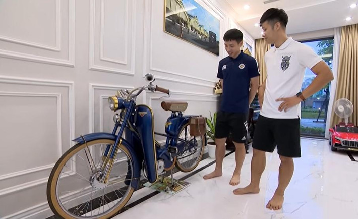 Chiếc xe cổ yêu thích của bố Hùng Dũng được chuyển từ nhà cũ sang nhà mới.