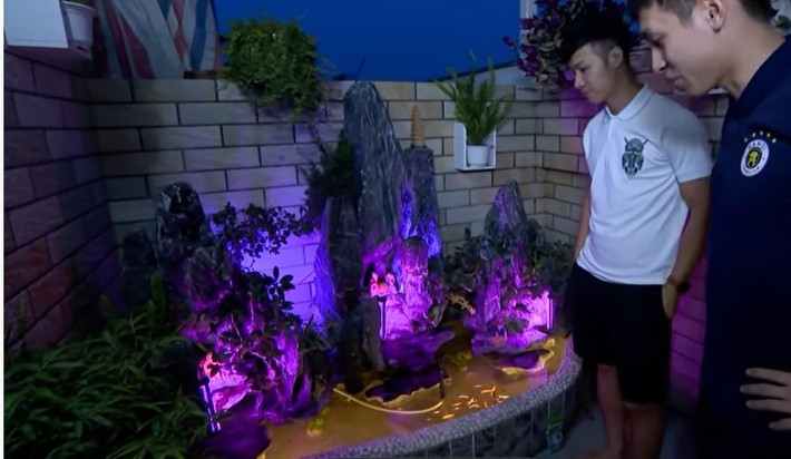Phòng tập còn có một bể cá được thiết kế đẹp mắt.