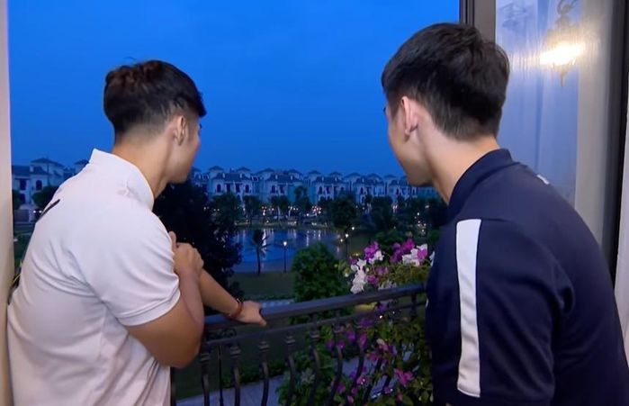 Ban công ngắm cảnh tuyệt đẹp. Nguồn ảnh cắt từ video Cán Cris.