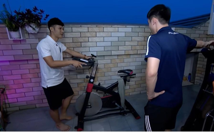 Tầng trên cùng được Hùng Dũng làm phòng tập riêng, trang bị đầy đủ máy móc tập luyện.