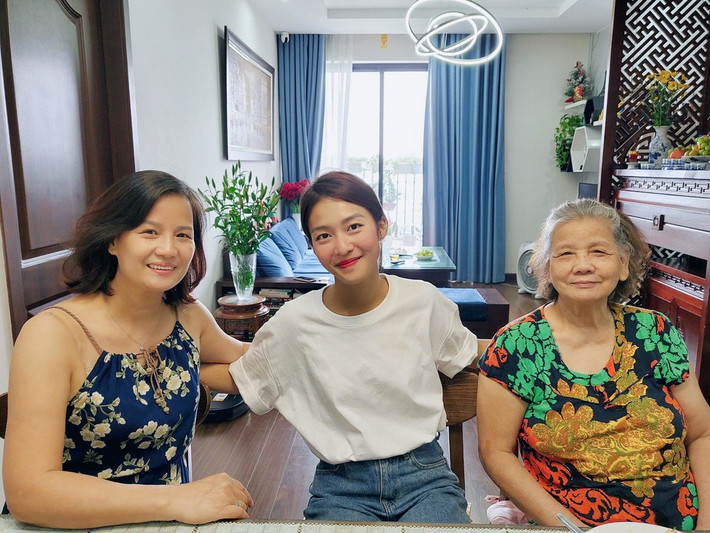Căn hộ sử dụng nhiều nội thất bằng gỗ tạo cảm giác ấm áp nhưng không kém phần sang trọng. Ảnh: FB Thanh Sơn