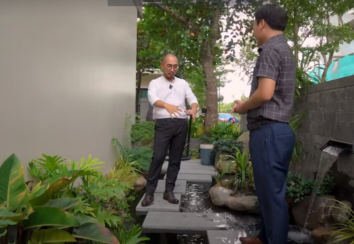 Một phần diện tích bên hông nhà được dành để nuôi cá Koi.