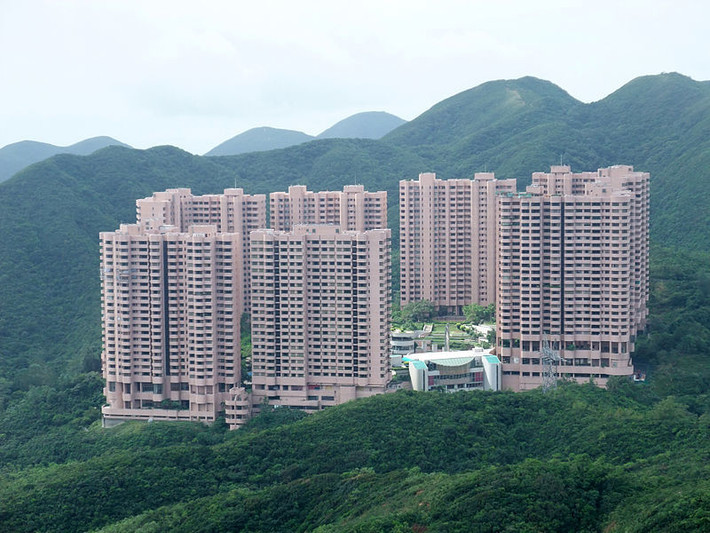 Khu chung cư cao cấp này tọa lạc trên núi, bao quanh là công viên quốc gia Tai Tam yên bình, nhìn ra bờ biển phía Nam đặc khu hành chính Hong Kong. Ảnh: Parkview