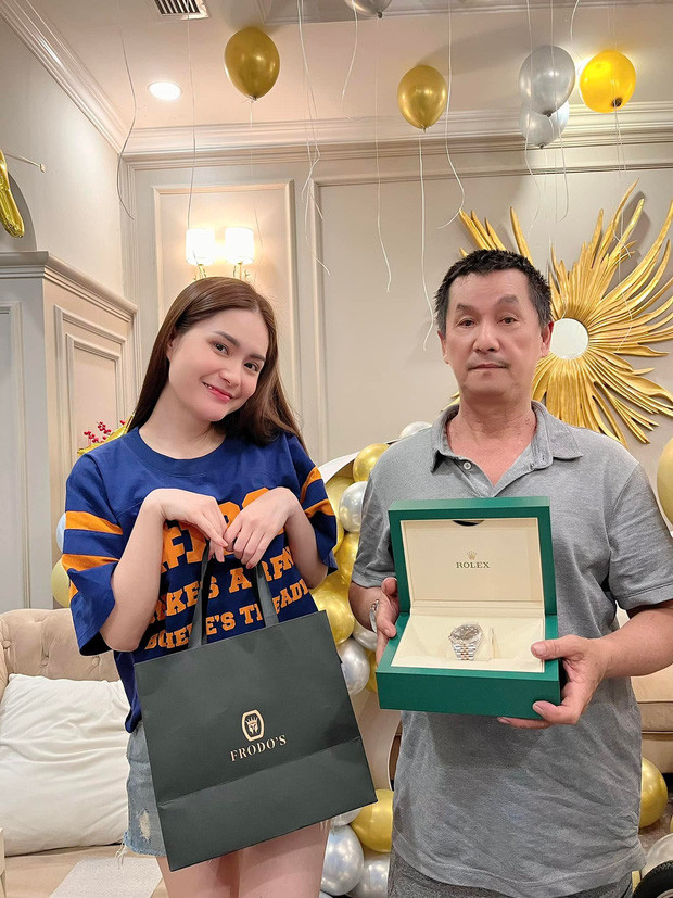 Nhân dịp sinh nhật ba vào đầu tháng 12, Di Băng tặng chiếc đồng hồ Rolex gần 500 triệu. Ảnh: FBNV