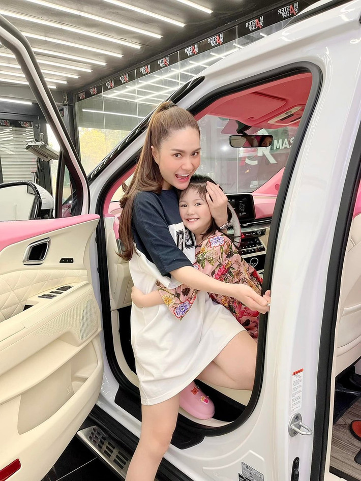 Đứng đầu danh sách tặng quà khủng năm 2021 của giới nhà giàu Việt không thể bỏ qua vợ chồng Đoàn Di Băng. Mới đây nhất, nữ đại gia quận 7 tặng xế hộp gần 2 tỷ đồng cho con gái ngày Giáng sinh. Ảnh: FBNV