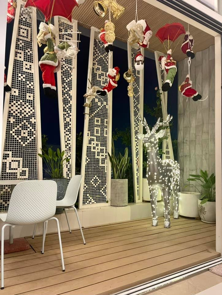 Ngoài ông già Noel còn có cả mô hình tuần lộc lộng lẫy.