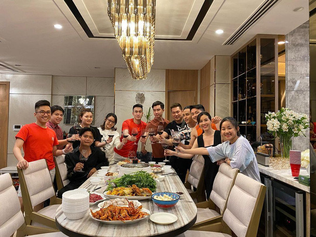 Bàn ăn trong nhà cũng là điểm nhấn vì khá to, thích hợp để gia đình, bạn bè quây quần.