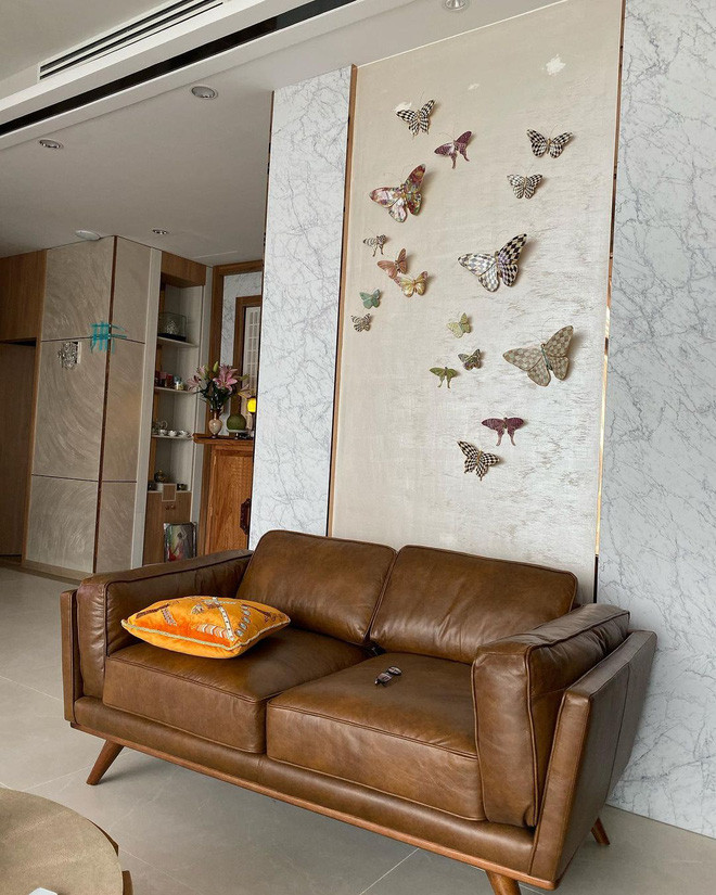 Góc phòng khách Thu Hoài tâm đắc với sofa vintage. Phía tường sau sofa được trang trí thêm những cánh bướm mang đến vẻ bắt mắt, thiên nhiên.