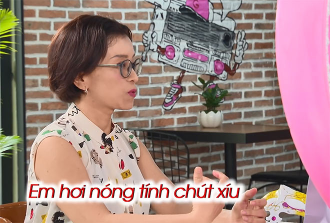 “Em trải qua 3 mối tình. Mối tình lâu nhất hồi cấp 3 được 3 năm, lớp 12 em vừa ra trường thì bạn đó bị tai nạn mất. Cú sốc kéo dài hơn 10 năm nhưng đến hôm nay vẫn còn một chút lưu luyến, biết nhau và quen nhau qua thư hộc bàn tuy đơn giản nhưng khiến mình quý mến. Mối tình sau cùng với người đàn ông từng đổ vỡ hôn nhân được 1 năm thì chia tay do em không thích một người đàn ông thiếu niềm tin và hay nghi ngờ”, nàng kế toán chia sẻ.