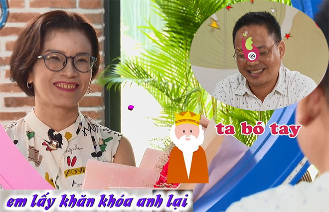 Mở cửa trái tim, nàng U40 tặng bạn trai chiếc khăn với lời “đe dọa” khiến bạn trai hết hồn rằng: “Anh mà không bấm nút, em lấy khăn khóa anh lại”.