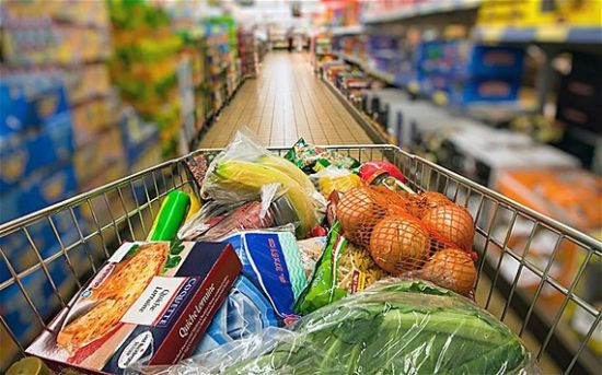Trong siêu thị, một số thực phẩm sắp hết hạn có thể được tận dụng để làm các món chế biến sẵn. Hoặc cũng có thể được gửi trả lại nhà sản xuất dùng làm nguyên liệu cho sản phẩm mới.