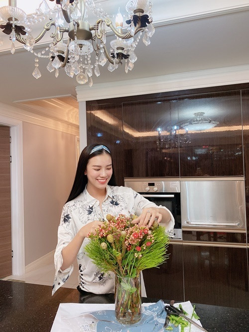Người đẹp tự tay cắm bình hoa trang trí cho tổ ấm. Ảnh: Vnexpress