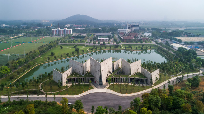 Tiếp nối chiến thắng tại các giải thưởng quốc tế, công trình “Viettel Offsite Studio” của Võ Trọng Nghĩa Architects vừa được vinh danh tại giải thưởng LOOP Design Award 2021 với hạng mục Kiến trúc- Văn phòng.