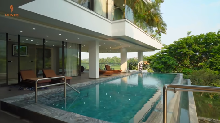 Trước nhà là bể bơi vô cực. Khi bơi ở đây có thể "tựa lưng vào núi" mang đến cảm giác vô cùng thư giãn.