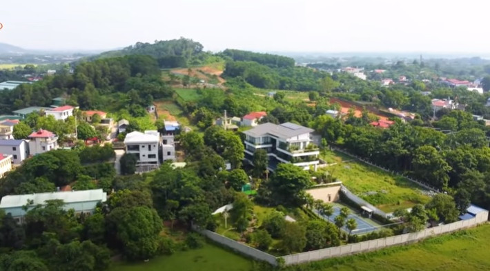 Vừa qua, kênh Nhato giới thiệu một căn biệt thự nghỉ dưỡng rộng tới 6.000m2 của bác sĩ Hoàng Thanh Tuấn ngoại ô Hà Nội.