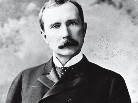 Năm 1916, khối tài sản của Rockefeller Sr. chiếm gần 2% giá trị nền kinh tế quốc gia. Nếu được điều chỉnh theo lạm phát thì ngày nay tài sản của ông sẽ có giá trị khoảng 418 tỷ USD.