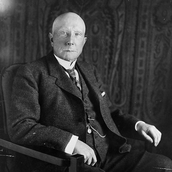 Ngày 26/9/1855, một công ty buôn bán ở Cleveland (Mỹ) đã thuê Rockefeller làm trợ lý kế toán. Kể từ năm đó trở đi, tỷ phú dầu mỏ coi đó là ngày kỷ niệm bước chân vào thế giới kinh doanh. Ông coi ngày này quan trọng hơn ngày sinh nhật của mình.