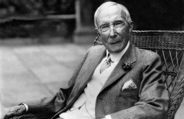 Ít ai biết, cha của John - William Avery Rockefeller là một kẻ lừa đảo. Ở tuổi 20, William Avery lựa chọn lối sống lang bạt. Suốt cả cuộc đời, ông dành phần lớn sức lực cho những mánh khoé lừa gạt và trốn tránh những công việc nặng nhọc.