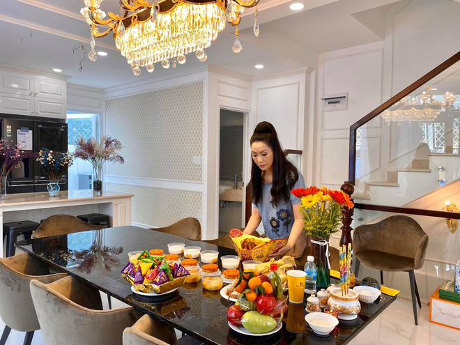 Khu vực bàn ăn có điểm nhấn là đèn chùm sang trọng. Ảnh: FBNV