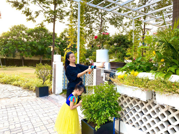 Làm vườn là cách giúp Trịnh Kim Chi giải toả căng thẳng trong công việc. Ảnh: FBNV