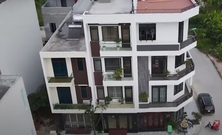 Trong năm vừa qua, Nguyễn Hoàng Đức đã góp phần lớn tiền để xây nhà mới cho bố mẹ. Mẹ Hoàng Đức cho biết ngôi nhà có diện tích 72,5 m2, do chính bố Đức thiết kế. Ảnh chụp màn hình