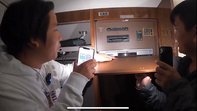 Qua video chia sẻ, máy bay của Khoa Pug có cả quầy bar, tủ đựng đồ, lò nướng, ghế ngồi thoải mái và có nhiều chức năng hiện đại....Ảnh chụp màn hình
