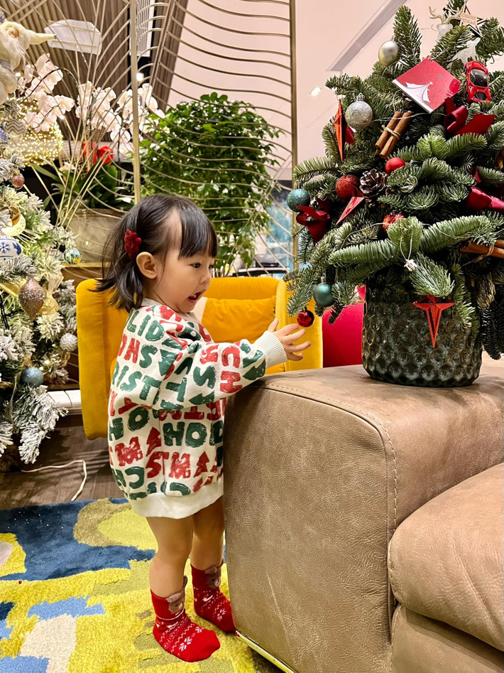 Những ngày cận kề đêm Giáng sinh, gia đình Cường Đôla - Đàm Thu Trang sôi động hơn hẳn khi có nhóc tì Suchin.