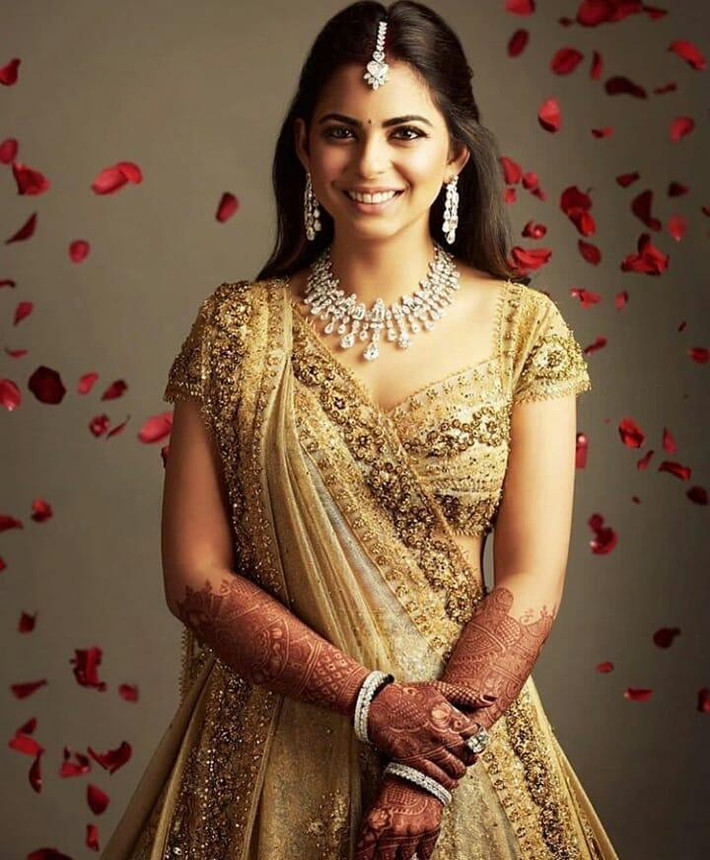 Isha Ambani sở hữu bộ sưu tập trang sức kim cương, ngọc lục bảo, đá quý đồ sộ trị giá hàng triệu USD cùng dàn siêu xe đắt đỏ như Porsche 911, Lamborghini Huracan...