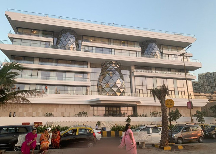 Dinh tự có tầm nhìn ra biển Arab và cầu vượt biển Bandra - Worli. Đây là món quà cưới của bố mẹ chồng Isha dành tặng cho con trai và con dâu có giá 62 triệu USD vào thời điểm năm 2012.