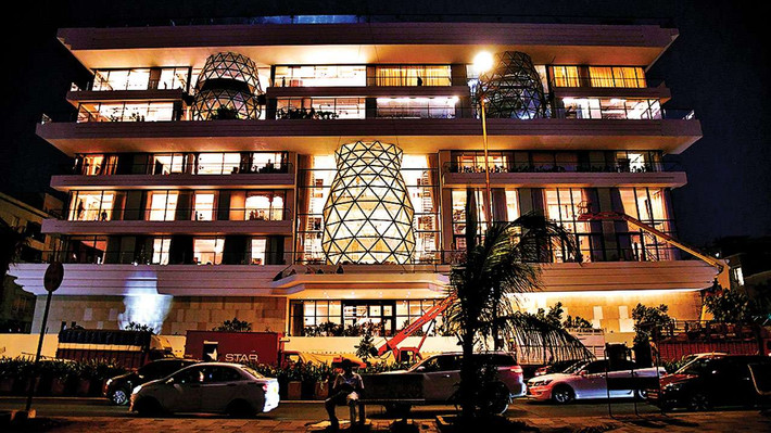 Sau khi kết hôn, vợ chồng Isha sống trong biệt thự rộng gần 50.000 m2 nằm ở khu dân cư nổi tiếng Worli, phía nam thành phố Mumbai.