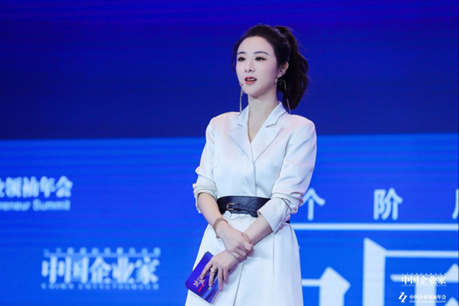 Năm 2016, Vy Á bắt đầu livestream bán hàng trên Taobao. Một năm sau, cô nổi tiếng khắp Trung Quốc khi lập kỷ lục 5 giờ livestream đạt doanh số bán hàng 70 triệu nhân dân tệ (10,8 triệu USD). Ảnh: Sohu