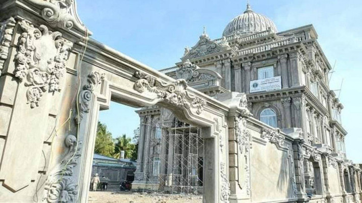 Toạ lạc tại xã Giai Xuân, huyện Phong Điền (TP Cần Thơ), dinh thự Lang Truyền doanh nhân Nguyễn Ngọc Lang thu hút sự chú ý của đông đảo người dân bởi quy mô hoành tráng. Ảnh: Báo giao thông