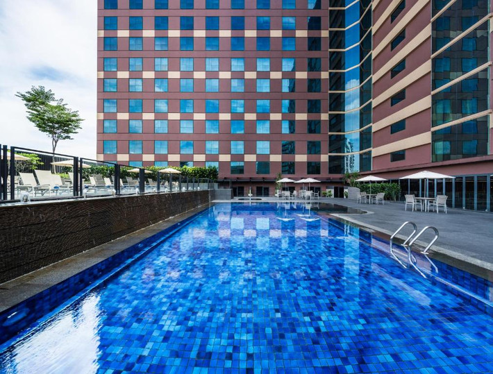 Bể bơi ngoài trời rộng rãi, thích hợp cho việc nghỉ dưỡng.