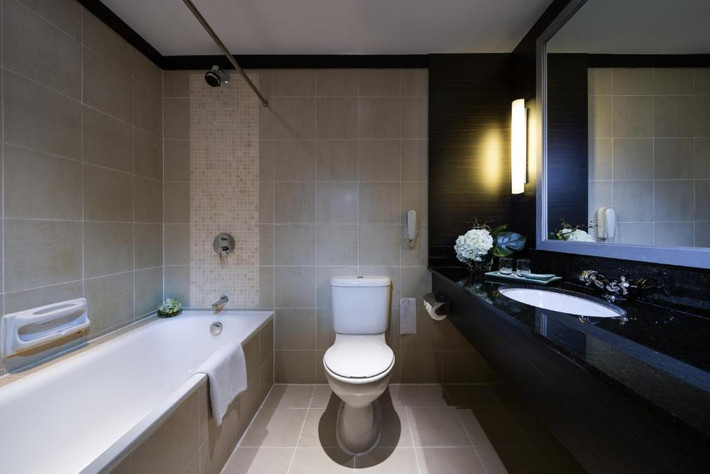 Phòng tắm với nội thất hiện đại, sang trọng. Nguồn ảnh: Booking