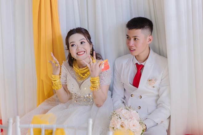 Trúc Mai cho biết, đám cưới, cô được tặng 20 cây vàng, trong đó bố mẹ ruột trao 10 cây, bố mẹ chồng trao 10 cây. Ảnh: Dân Việt
