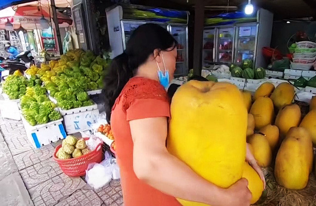 Theo giới thiệu của người bán, trái kỳ đà còn có tên gọi khác là bưởi thơm. Quả nhỏ nhất cũng to bằng nửa thân người, hình dài như cái chuông, vỏ màu vàng tươi bắt mắt. Ảnh: @phandiemvlog.