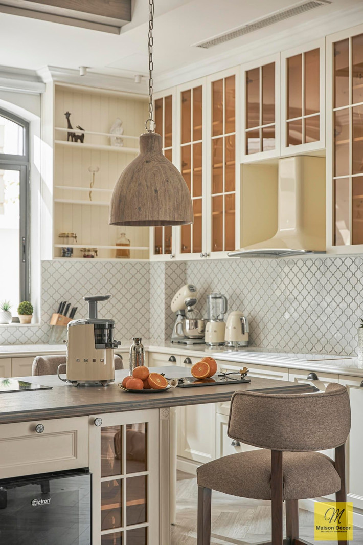 Nội thất trong bếp hầu hết làm từ gỗ tự nhiên, mang đậm phong cách Mỹ.