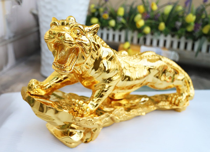 Tượng hổ uy phong mạ vàng chế tác khắc họa sống động hình ảnh oai nghiêm, hùng dũng của "chúa tể sơn lâm" được rao bán với giá 50 triệu đồng. Ảnh: Golden Gift