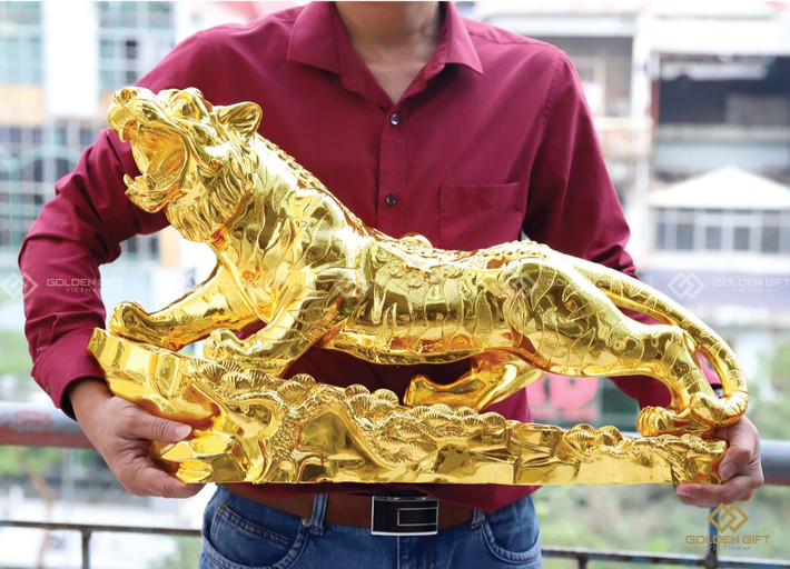 Bức tượng này có kích thước cao x dài x rộng (cm): 38 x 63 x 16cm, đúc bằng đồng vàng, trên bề mặt phủ vàng lấp lánh. Ảnh: Golden Gift