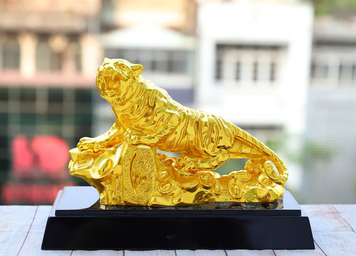 Bên cạnh tượng hổ giá vài chục triệu, các đơn vị kinh doanh cũng tung ra thị trường nhiều tượng hổ mạ vàng giá rẻ hơn từ 4 - 12 triệu đồng. Ảnh: Golden Gift